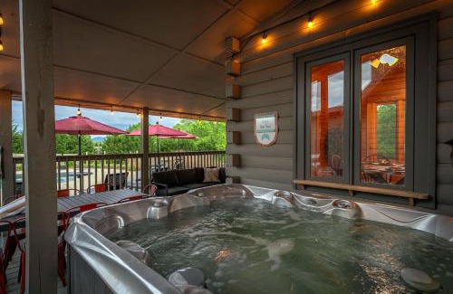 Arden House | Sleeps 20 Sport Court Pool Hot Tub Playground