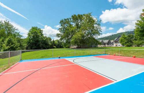Arden House | Sleeps 20 Sport Court Pool Hot Tub Playground