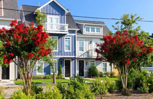Buena Vista House | Sleeps 24 2 Homes Minutes to DowntownBroadway Faith Barbara by AvantStay
