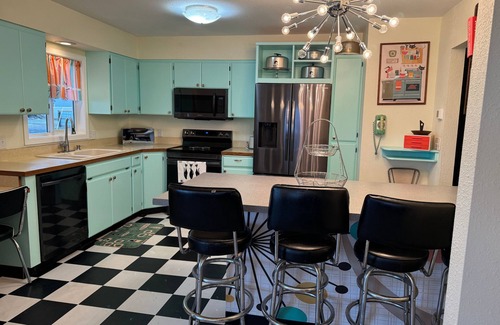 Post Falls House | Sleeps 25, Swimming pool, pickleball, hot tub, arcade, basketball, playground
