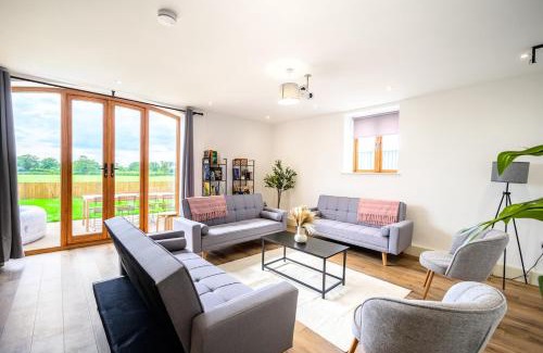 Wollerton House | Sleeps 28 I Luxurious 3-Barn Retreat I 3 Hot Tubs I Games room