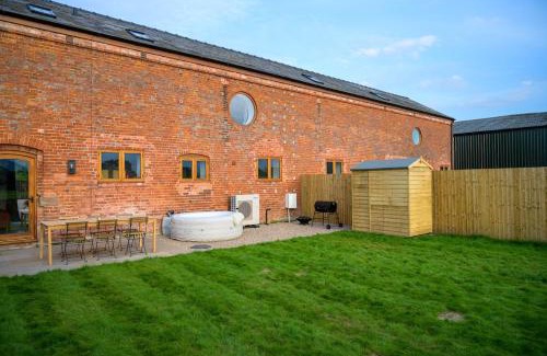 Wollerton House | Sleeps 28 I Luxurious 3-Barn Retreat I 3 Hot Tubs I Games room