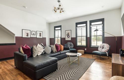 Buena Vista House | Sleeps 36 3 Townhomes 12BDR Mins to DT Broadway Painted Ladies Nashville
