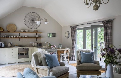 Hele Cottage | (Sleeps 4) Converted Barn with hot tub