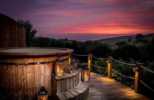Hele Cottage | (Sleeps 4) Converted Barn with hot tub