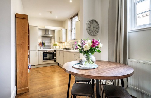 York Cottage | Sleeps 4 guests in 2 bedrooms
