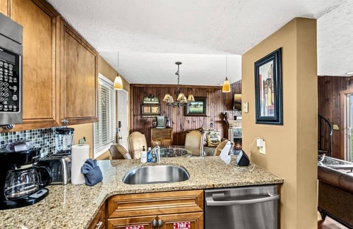 Gatlinburg - Pigeon Forge Apartment | Sleeps 4 Hot Tub Indoor Pool Mountain Views