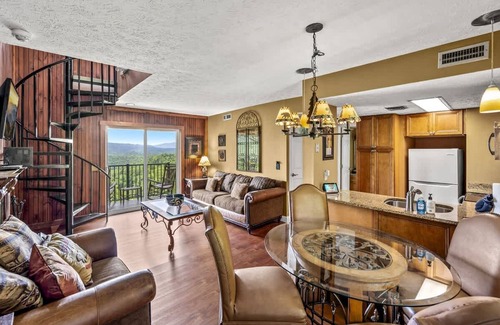 Gatlinburg - Pigeon Forge Apartment | Sleeps 4 Hot Tub Indoor Pool Mountain Views