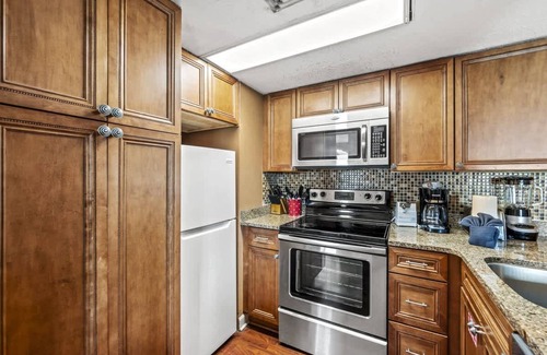 Gatlinburg - Pigeon Forge Apartment | Sleeps 4 Hot Tub Indoor Pool Mountain Views
