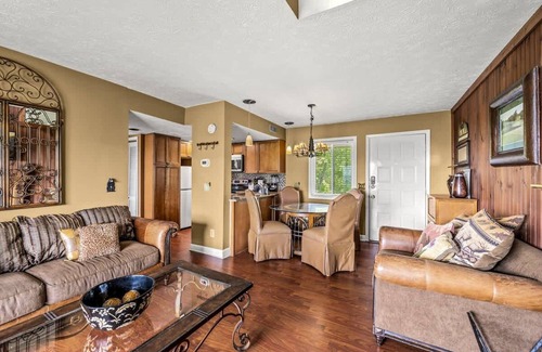 Gatlinburg - Pigeon Forge Apartment | Sleeps 4 Hot Tub Indoor Pool Mountain Views