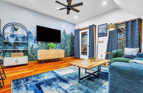 Sunday River Area Ski Chalet | Sleeps 4 | Hot Tub | Kitchen | Fire Pit | Grill