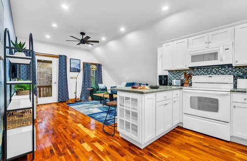 Sunday River Area Ski Chalet | Sleeps 4 | Hot Tub | Kitchen | Fire Pit | Grill