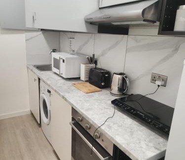 Golders Green Apartment | Sleeps 4 Modern Studio Golders Green NW11
