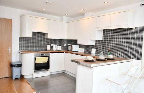 Royal Docks Apartment | Sleeps 4 - Private Balcony - Wheelchair Accessible