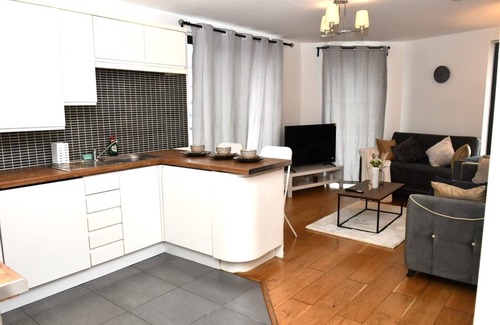 Royal Docks Apartment | Sleeps 4 - Private Balcony - Wheelchair Accessible