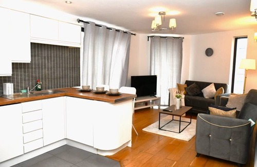 Royal Docks Apartment | Sleeps 4 - Private Balcony - Wheelchair Accessible