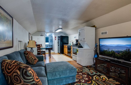 Knoxville Apartment | Sleeps 4 - Queen/Twin BB - Cozy Private NoKnox Upstairs Apartment