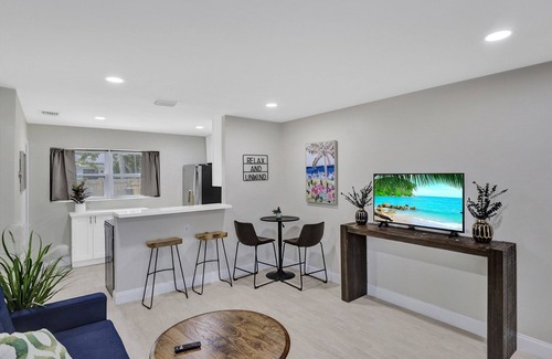 Central Oakland Park Villa | Sleeps 4! Renovated, fenced private yard/patio. Pet Friendly.