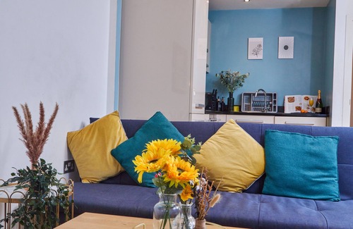 Leeds Apartment | Sleeps 5: Family & Work Stays - Leeds City Centre - FREE Parking!