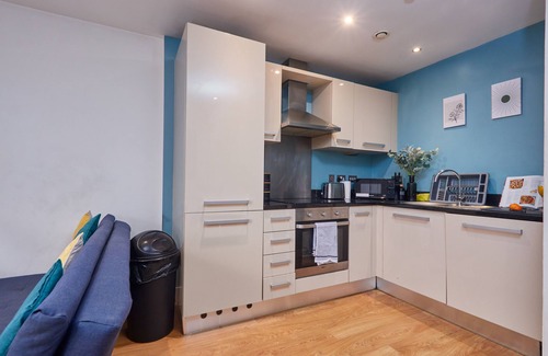 Leeds Apartment | Sleeps 5: Family & Work Stays - Leeds City Centre - FREE Parking!