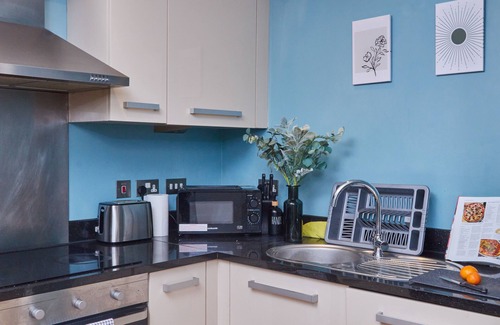 Leeds Apartment | Sleeps 5: Family & Work Stays - Leeds City Centre - FREE Parking!