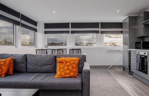 Yeadon Apartment | Sleeps 5 l Travelers l Business