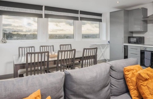 Yeadon Apartment | Sleeps 5 l Travelers l Business