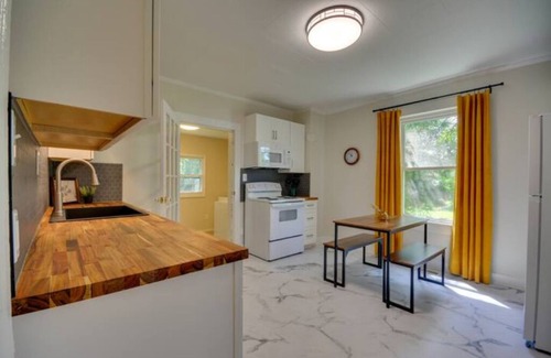 Danville House | Sleeps 6 ½ Mi to Casino 2bd/1bath 3 Beds
