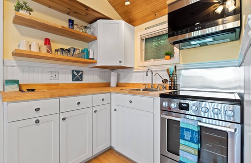 Laconia Condo | Sleeps 6, 2 Bath, Large Private Deck, Beach & Pool