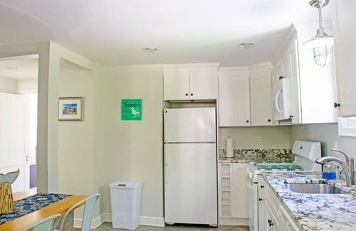 Narragansett House | Sleeps 6, Firepit, Walk to Beach