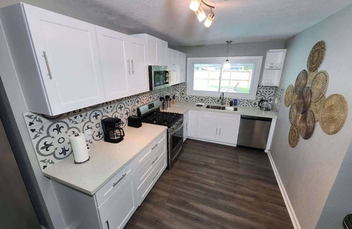 Houston House | Sleeps 6 | Houston's Stylish Poolside Retreat