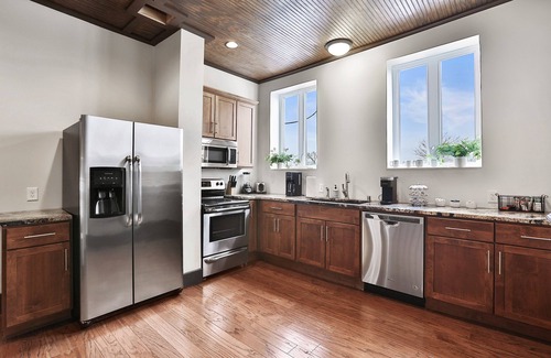 Shelbyville Apartment | SLEEPS 6! Loft w/1 Queen & 2 Doubles, Bar, 2 TVs