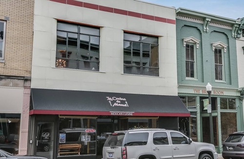 Shelbyville Apartment | SLEEPS 6! Loft w/1 Queen & 2 Doubles, Bar, 2 TVs