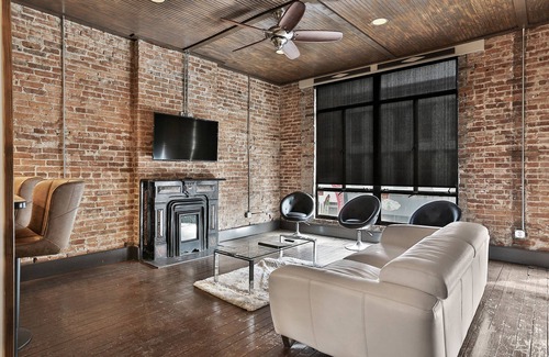 Shelbyville Apartment | SLEEPS 6! Loft w/1 Queen & 2 Doubles, Bar, 2 TVs