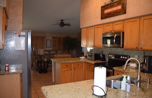 Desert Harbor House | Sleeps 6 Near Golf, Hiking…Minutes to Shopping & Sport Stadiums. Pets welcomed
