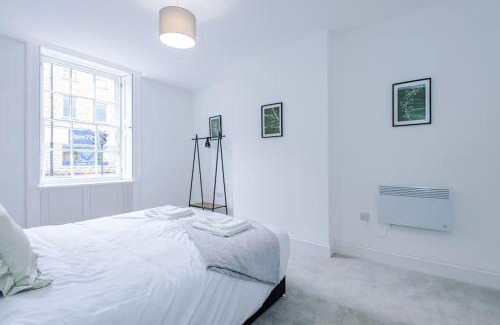 Otley Apartment | Sleeps 6, Stylish Apartment, Perfect For Groups, Long Term Disc