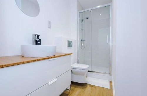 Otley Apartment | Sleeps 6, Stylish Apartment, Perfect For Groups, Long Term Disc