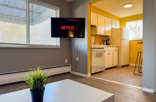 Mount Oliver Apartment | Sleeps 8! 2 Full Apartment, 5 Beds, Parking + WIFI