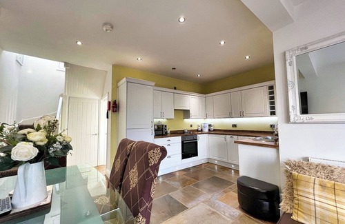 Norham Cottage | Sleeps 8 - 2 Bath Rooms - Dog Friendly - Beach
