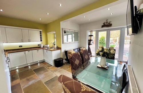 Norham Cottage | Sleeps 8 - 2 Bath Rooms - Dog Friendly - Beach