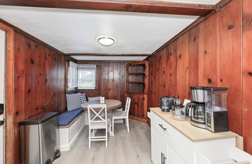 Portage Lakes Cabin | Sleeps 8 + BBQ + AC + Near Lake