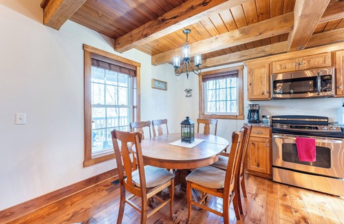 Dundee House | Sleeps 8, cozy, secluded