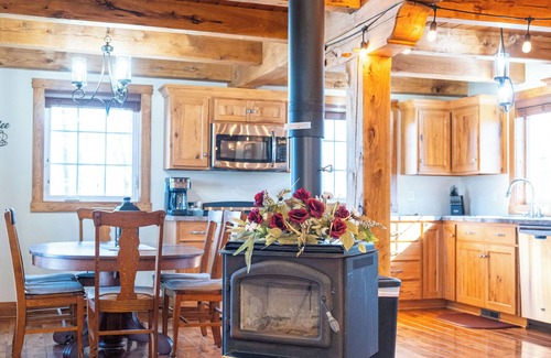 Dundee House | Sleeps 8, cozy, secluded