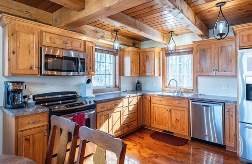 Dundee House | Sleeps 8, cozy, secluded