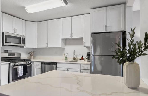 Crystal City Apartment | Sleeps 8|King Bed|Metro Access|Parking|Balcony