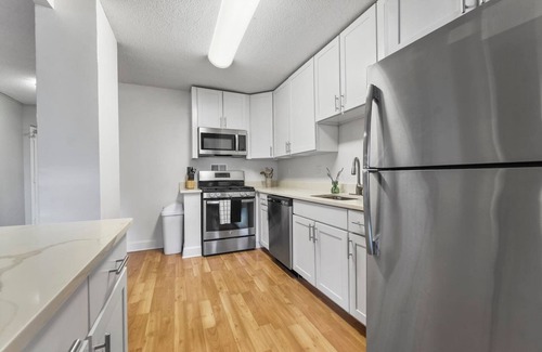 Crystal City Apartment | Sleeps 8|King Bed|Metro Access|Parking|Balcony