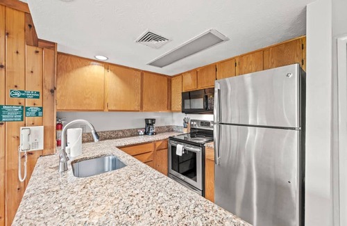 Gatlinburg - Pigeon Forge Apartment | Sleeps 8 Pool Playground Mountain Views Hot Tub
