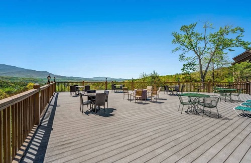 Gatlinburg - Pigeon Forge Apartment | Sleeps 8 Pool Playground Mountain Views Hot Tub