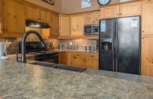 Snow Pine Estates House | Sleeps 8 - Skin In /Out 3 Bedroom 3 Bath + Den + Loft + Hot Tub and 3 Parking