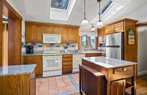 West Dennis House | Sleeps 9 Beach House in West Dennis .5 Miles To Nantucket Sound Beaches Dogs Wel